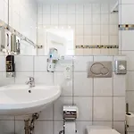 6, Direkt Am Bahnhof Apartament *